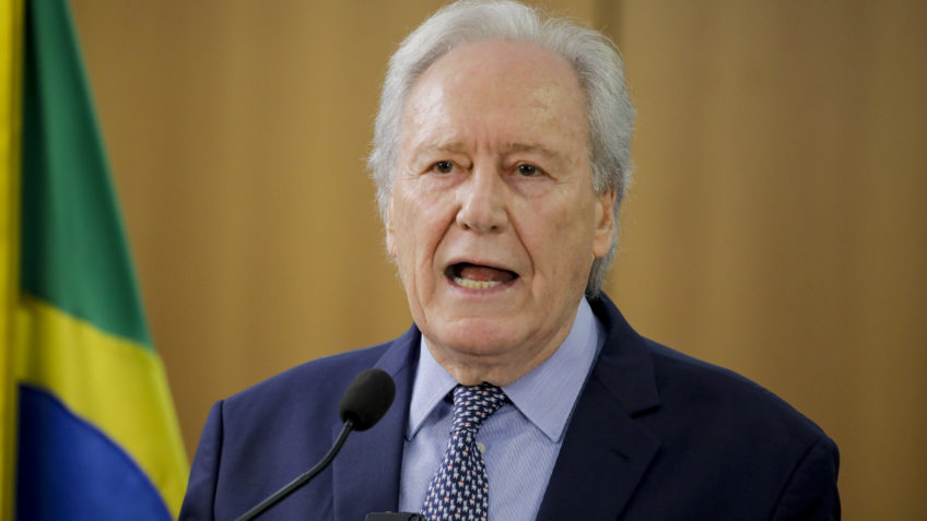 Enquanto o Rio pegava fogo, ministro da Justiça curtia homenagem em Fortaleza