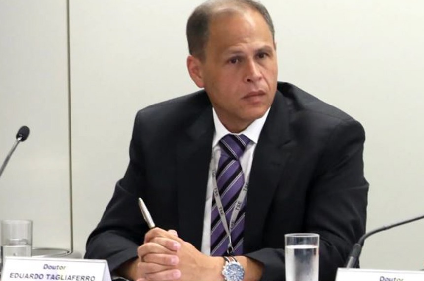 Polícia italiana detém ex-assessor de Moraes para aplicar medidas cautelares