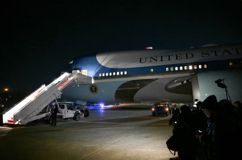 Avião de Trump enfrenta problema após decolagem e retorna à base