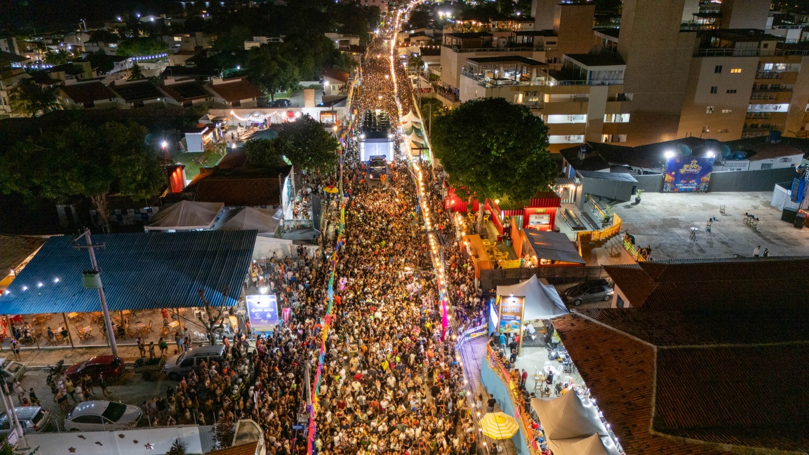 Carnaval do Povo 2026 arrasta multidão na Avenida Márcio Marinho